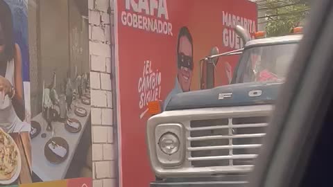 ¡Está pillao! El Mono Martínez vandalizando