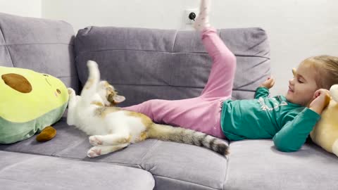 Adorable Little Girl And Cat Are Best Friends They Love To Cuddle! (Cutest Ever!!)