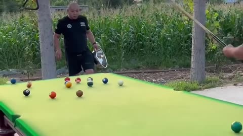 Funny billiards video😝