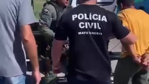 Criminoso sendo transportado