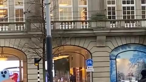 Hostage situation at the Apple store in Amsterdam
