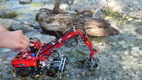 LEGO Technic Material Handler 42144 Build & Review