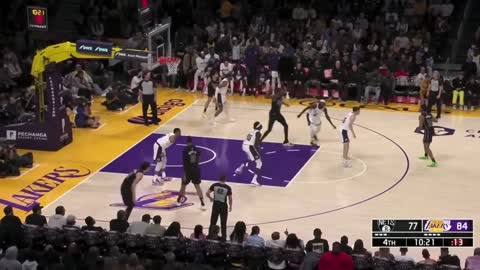 Westbrook made LeBron and the Lakers bench proud after his Special Dunk!!