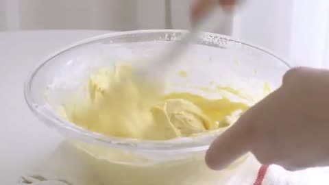 Swiss meringue buttercream frosting cupcakes- Cook with me #meringue #cupcakes #buttercream