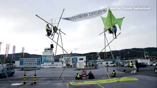 Davos: Climate activists block private jet airport