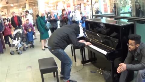 POOR OLD MAN PLAYS AMAZING EXCITING PIANO IN MALL