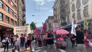 Millones de mujeres salieron a las calles de Suiza para defender el salario igualitario