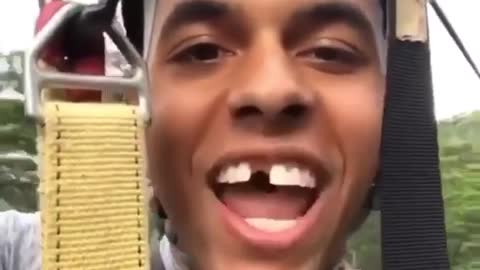 Man has funny reaction during hang gliding, he lost his tooth prosthesis