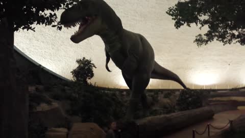 Kids Terrified By Lifelike Museum Dinosaur Exhibit