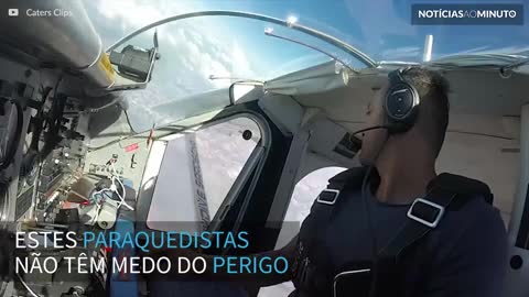 Paraquedista voa perigosamente ao lado de avião