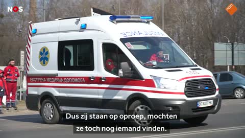 Verslaggever vlak bij militair centrum- 'Hier staan allemaal ambulances klaar'