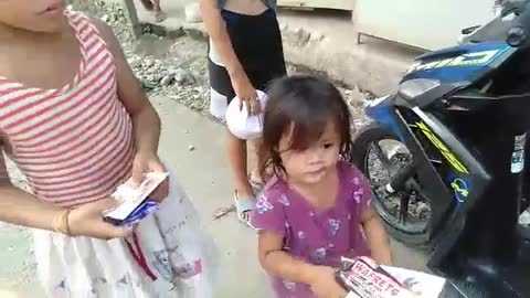 FEEDING THE HUNGRY CHILDREN IN THE PHILIPPINES