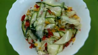 How to cook a healthy and tasty zucchini salad?