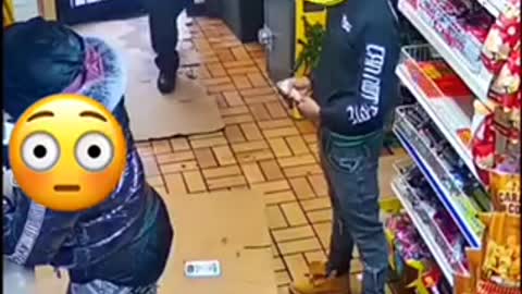 Policía Atrapa A Un chico Que va Arrobar en Una Tienda