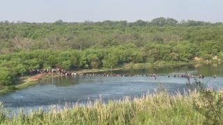 MASSIVE Group Of Illegal Immigrants Cross Border Into Texas