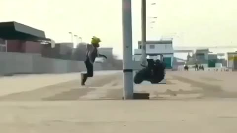 Funny Bike showing his own stunts
