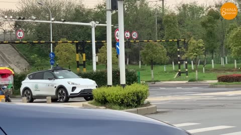 China’s Silly Driverless Delivery Cars Excel in Hit-And-Runs, Ruining Traffic and Couriers’ Lives