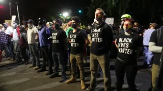 Se enfrentan manifestantes con policías durante protesta en Portland