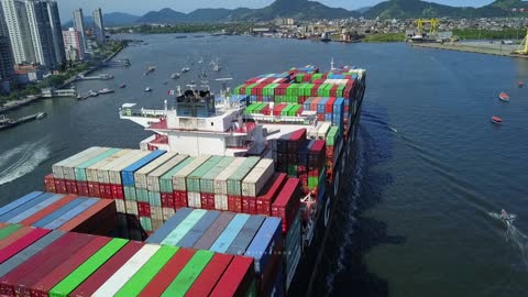 Magnificent !! The container ship Anthea Y arriving in Brazil