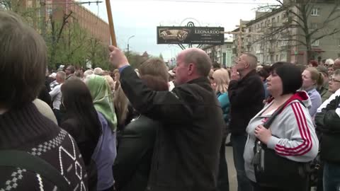 People of Lugansk coming out in protest April 21st 2014