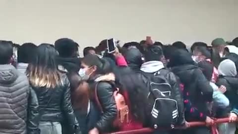 Al menos 5 estudiantes mueren al caer de un cuarto piso en universidad boliviana