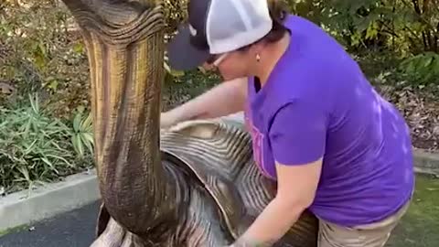 Funny statue Prinks complication , these statue have the best job ever 😇😍🤣🤣