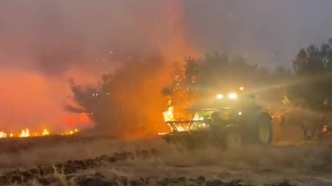 Gli agricoltori fanno delle fasce tagliafuoco per cercare di rallentare un incendio