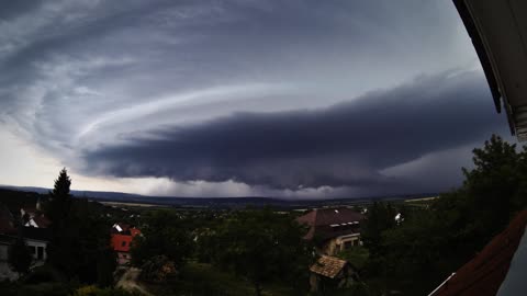 Extraña filmación secuencial de una tormenta supercélula en Hungría