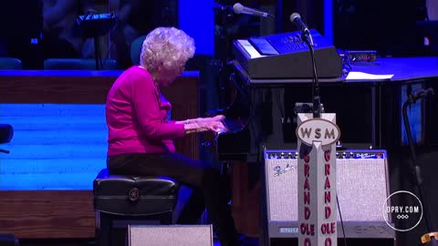 Josh Turner's Grandma, Lois Cunningham - "How Great Thou Art" | Live at the Grand Ole Opry | Opry