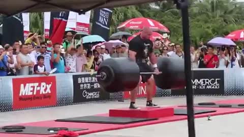 Strongman Lifts 442.5KG at Chinese Contest