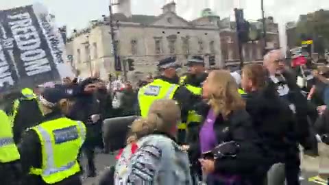 Imponenti manifestazioni islamiche a Istanbul e Londa.