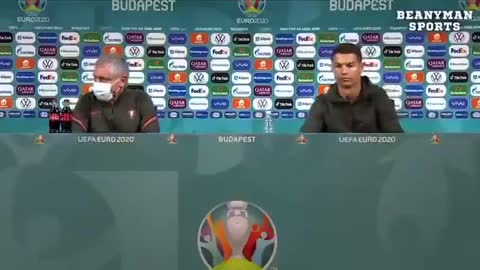 O insólito momento em que Ronaldo tirou as garrafas de Coca Cola da mesa de conferência de imprensa