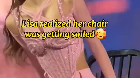 Lisa realized her chair was getting soiled 🥰 #blackpink #lisa