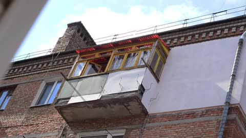 Every day in Mykolaiv at 12 p.m. the man from his balcony plays the national anthem of Ukraine