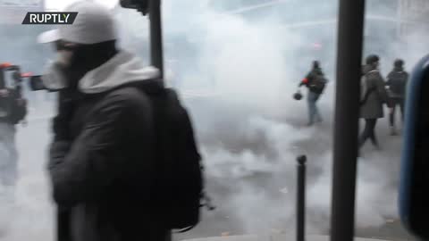 France: Police and Yellow Vests clash in Paris on third anniv of protests - 20.11.2021