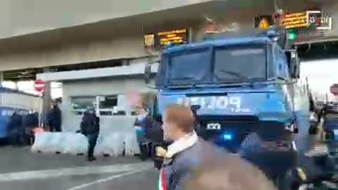 Porto di Trieste, arriva la Polizia: In nome della legge, disperdetevi! E partono gli idranti