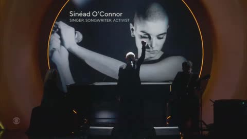 Annie Lennox calls for a “ceasefire” at The Grammys