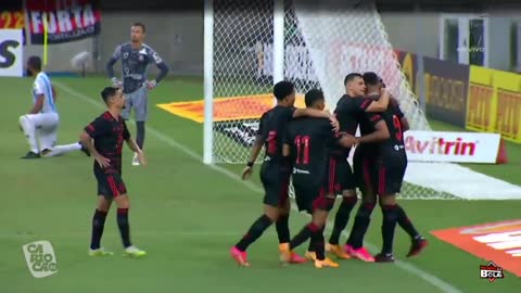 Avançado do Flamengo irrita-se com colega durante um festejo e dá-lhe uma latada (Vídeo)
