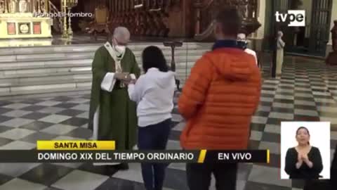 Arcebispo de Lima nega comunhão a fiel de joelhos