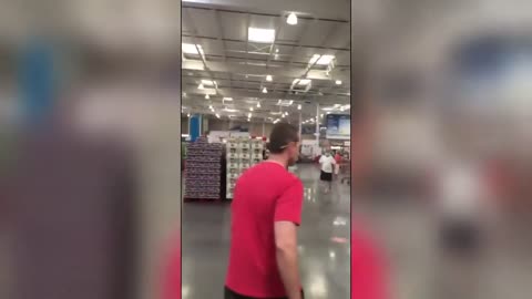 Homem filmado sem máscara acaba despedido pelo seu comportamento agressivo