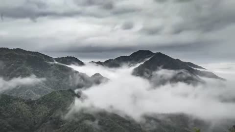 Time-lapse photography of mountains and seas of clouds