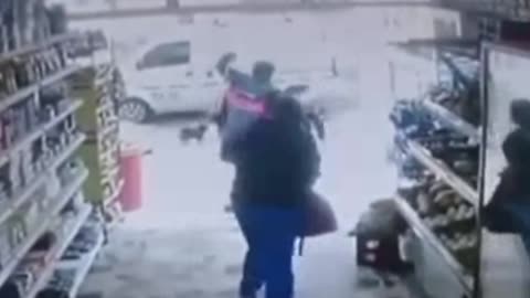 video: tendero golpea a ladrón con un bate
