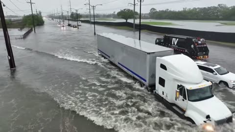 ***Storm chasers dominate FLASH FLOOD EMERGENCY in New Orleans***