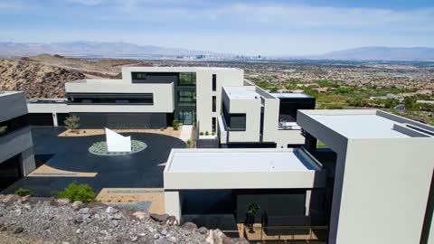Incredible modern mansion withbeautiful views of the entire valley