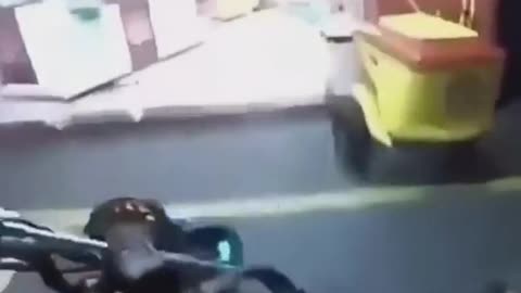 Motoqueiro invade sorveteria