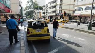 Un taxi se volcó tras estrellarse con una moto en el Centro de Bucaramanga