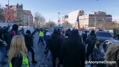 🇫🇷🔥 NWO VAN FLEES FROM PROTESTERS IN PARIS, FRANCE!
