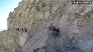 Motociclistas arriscam vida em estrada traiçoeira nas montanhas do Himalaia