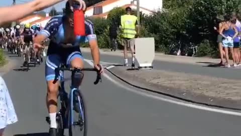 The beauty is embarrassing to deliver water to the rider.....