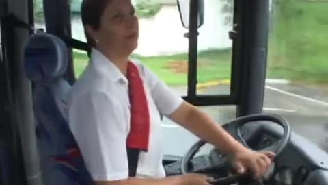 Primeira mulher motorista de ônibus urbano em Pindamonhangaba